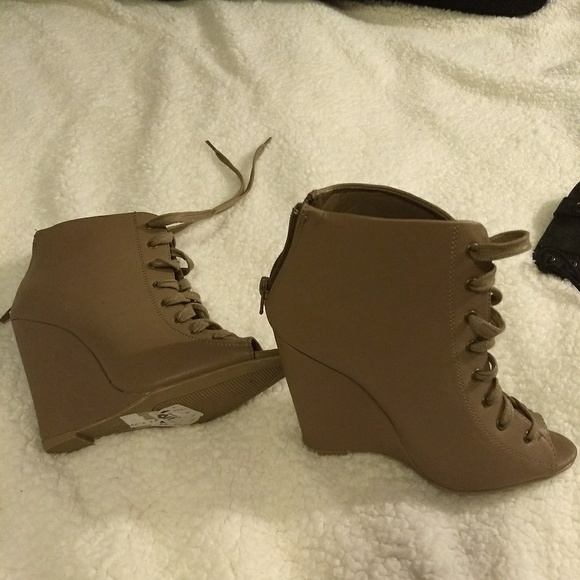 Sale🌸Size 6 wedge heel tan like new shoes - Picture 1 of 2